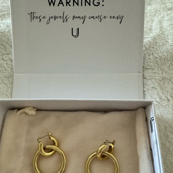 Uncommon James gold hoop earrings - Picture 3 of 3